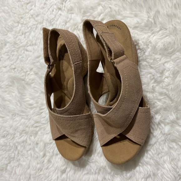 Clarks Women’s Giselle Cove Wedge Sandal in Tan Size 7.5 - Picture 9 of 11